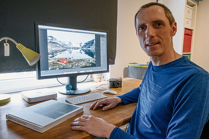 Fotograf Martin Hülle pracuje na grafickém monitoru EIZO ColorEdge CS2740.